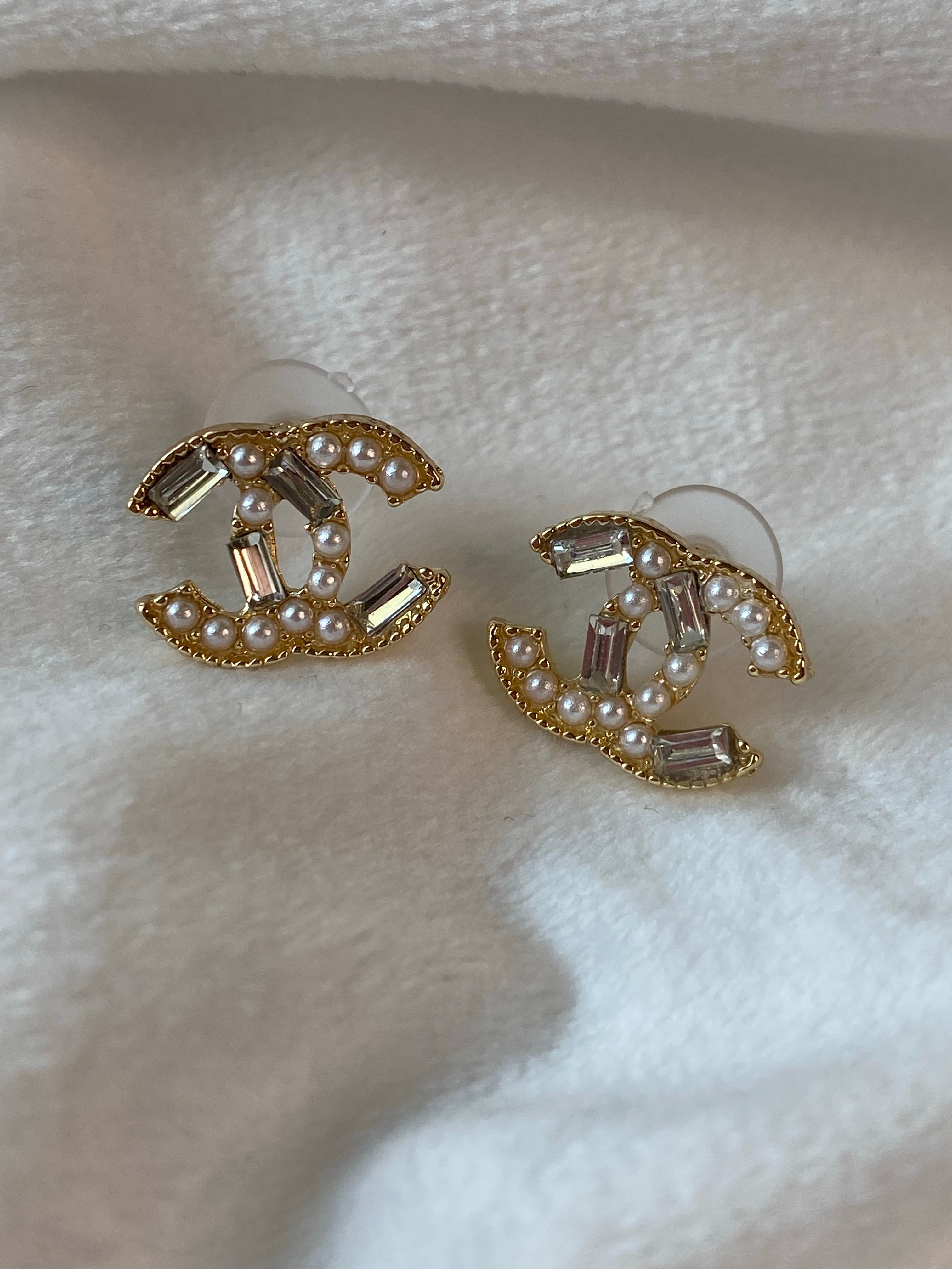 [TOP] CH@NEL Small Stud Logo Earrings - Chanel