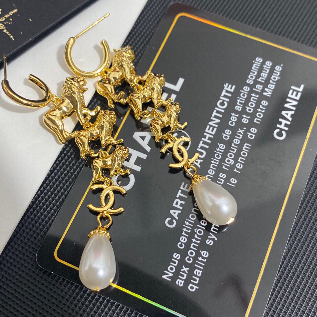 [TOP] CH@NEL Double C Lion Pearl Stud Earrings - Gold - Chanel
