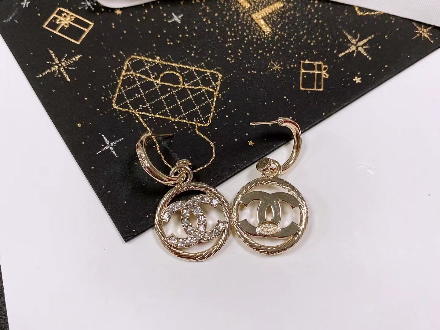 [TOP] CH@NEL LOGO round frame Earrings - Gold - Chanel