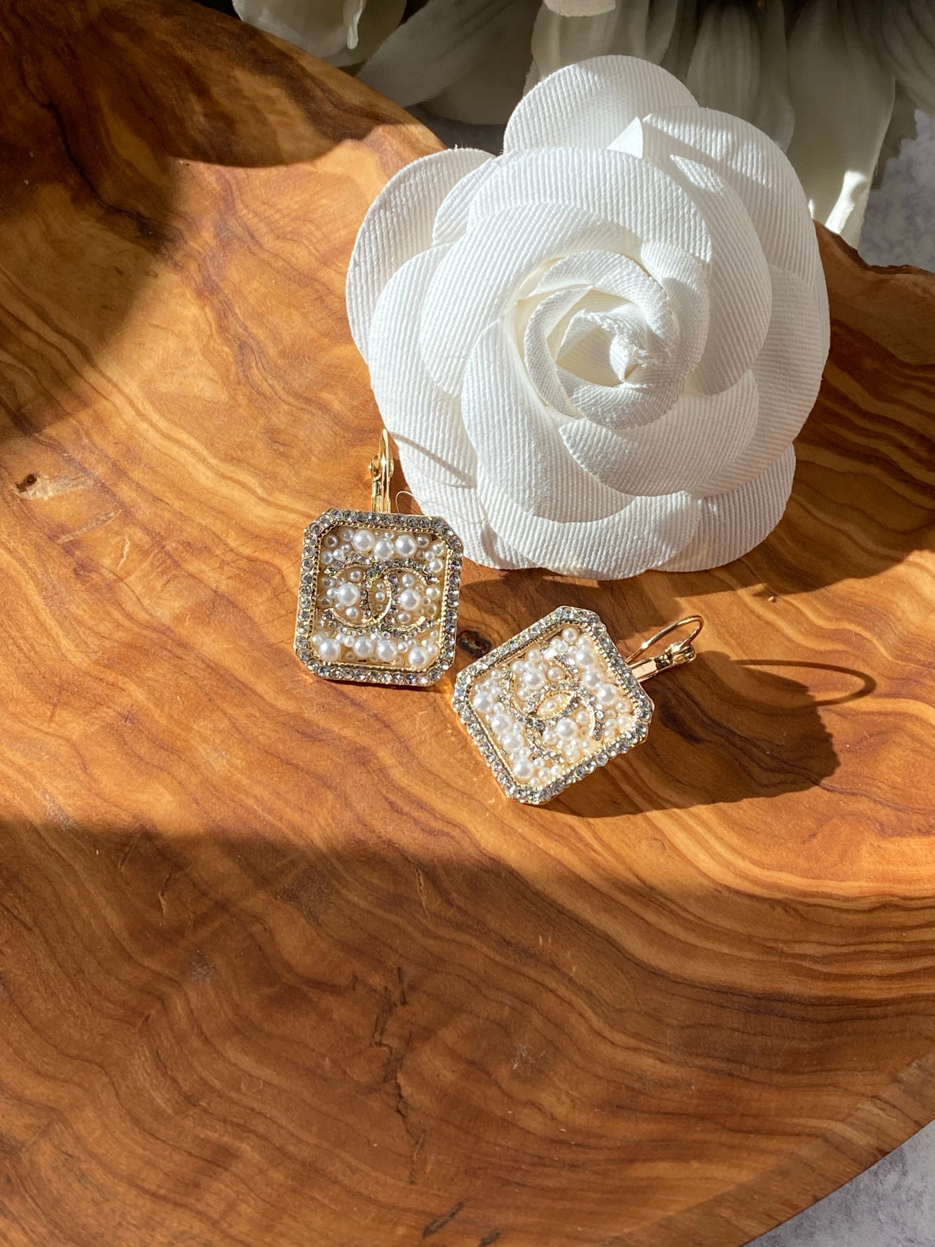 [TOP] CH@NEL Dangle Square Pearls and Stones Earrings - Chanel