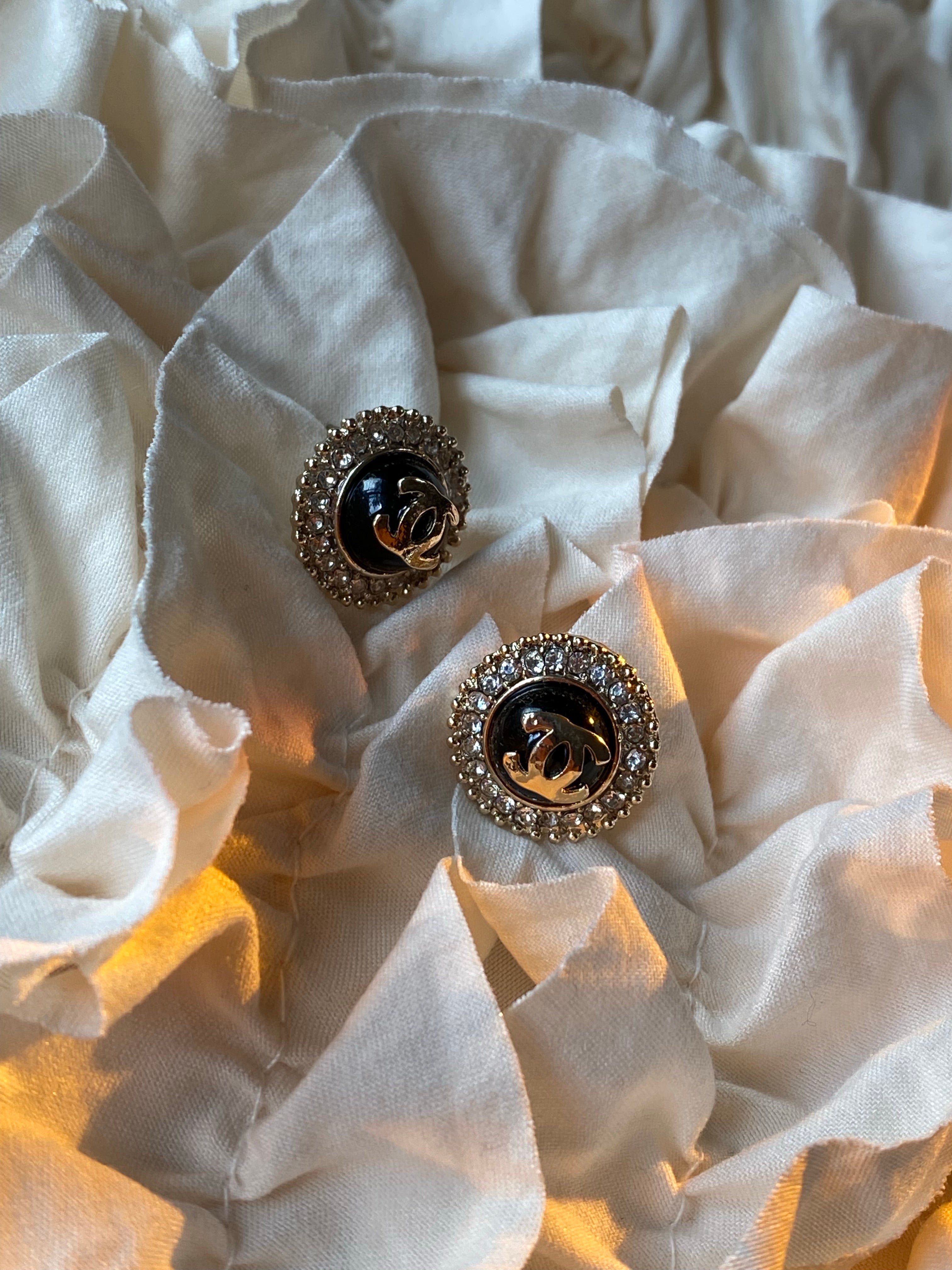 [TOP] CH@NEL Lady Round Stud Earrings - Chanel