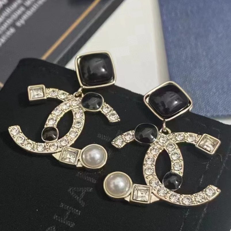 [TOP] CH@NEL Black and White Diamond Alphabet Pearl Stud Earrings - Chanel