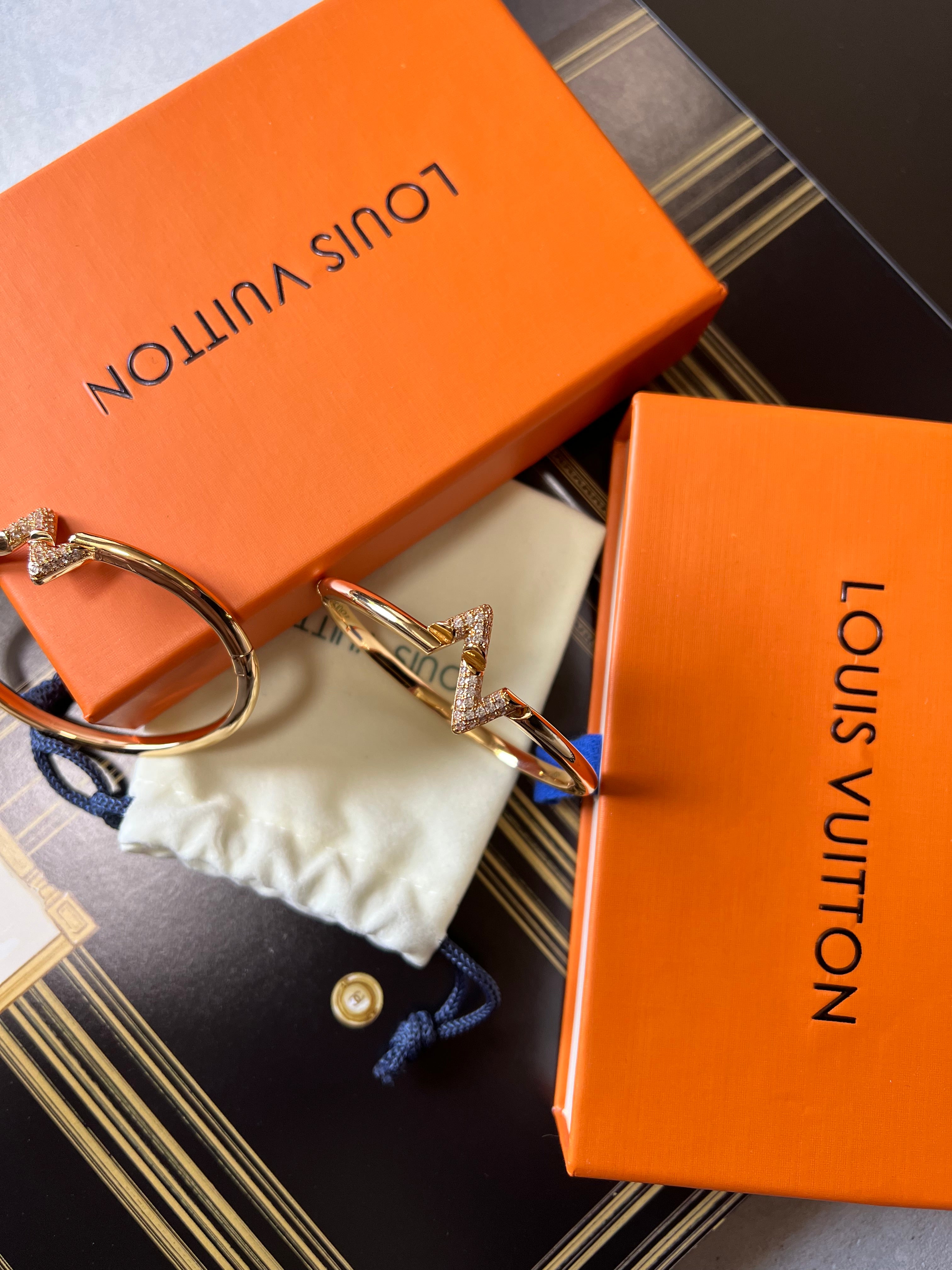 [TOP] L&V Impulse Bracelet w Stones - Gold - LV Louis Vuitton