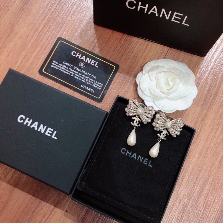 [TOP] CH@NEL Pearl Bow Earrings - Chanel
