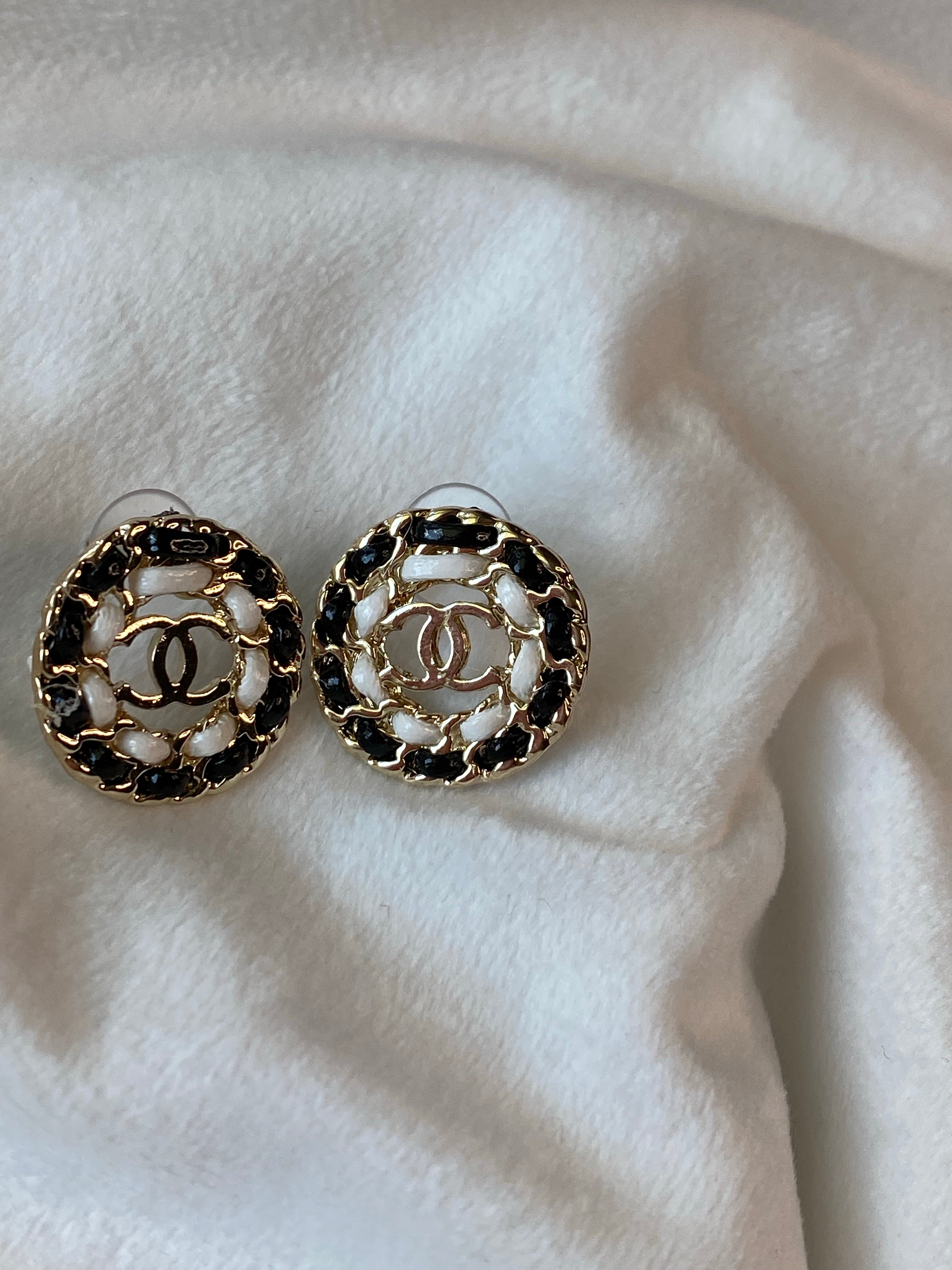 [TOP] CH@NEL Round Black and White Stud Earrings - Chanel