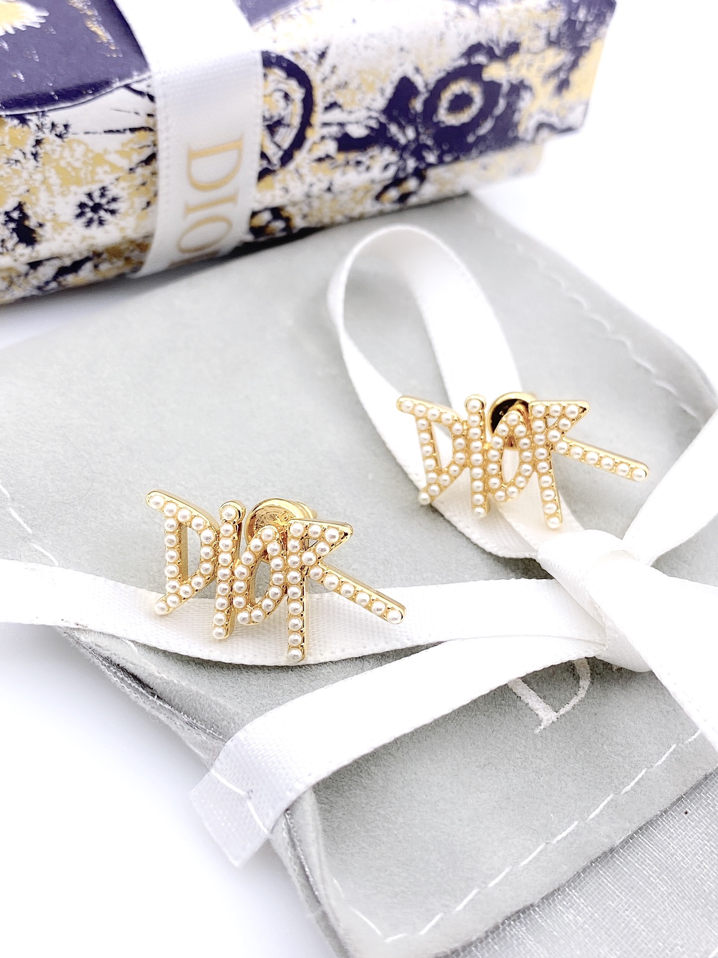 [TOP] D!or Letter Pearl Earrings - Gold - Christian Dior