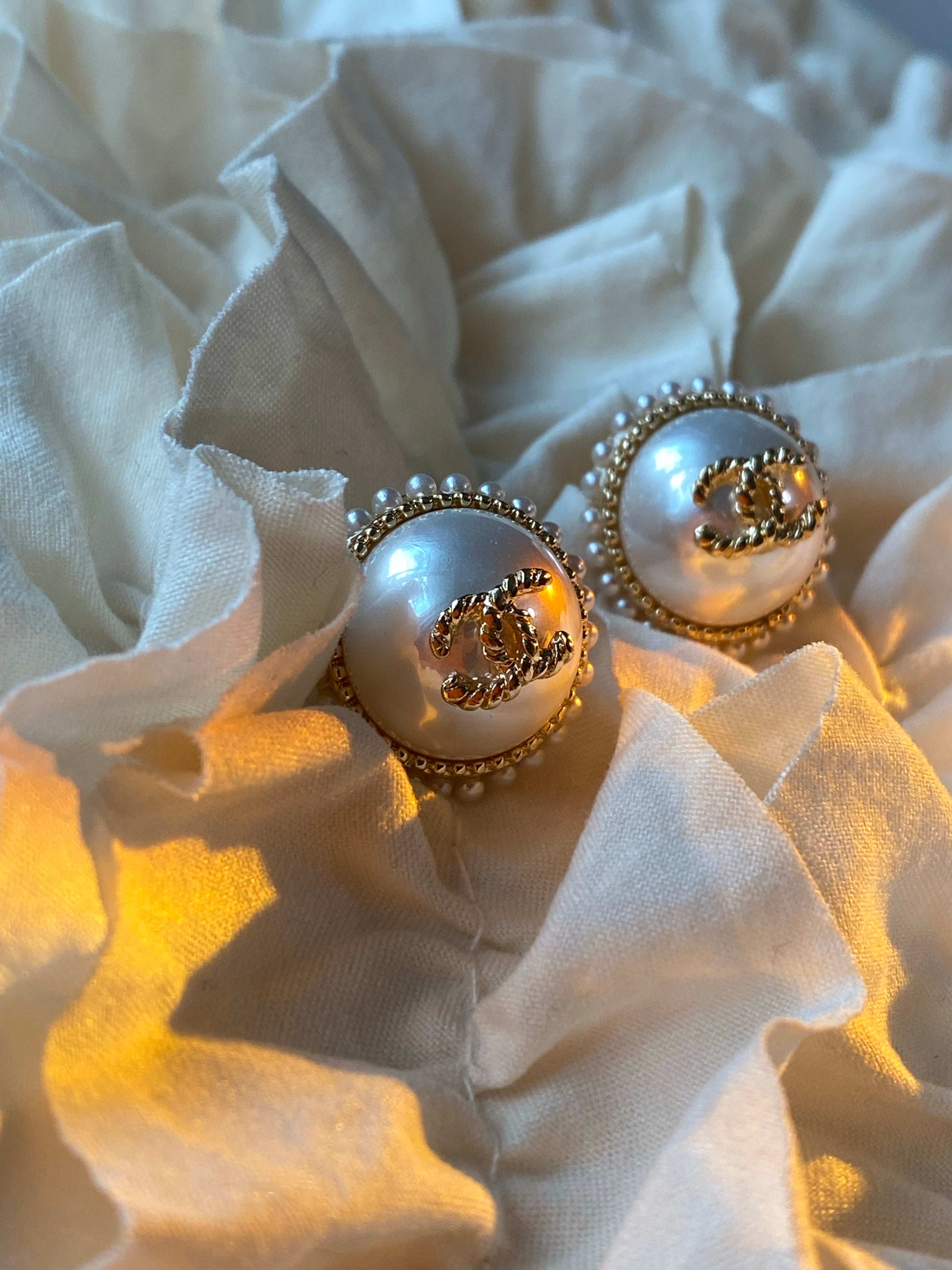 [TOP] CH@NEL Stud Pearl Earrings - Chanel