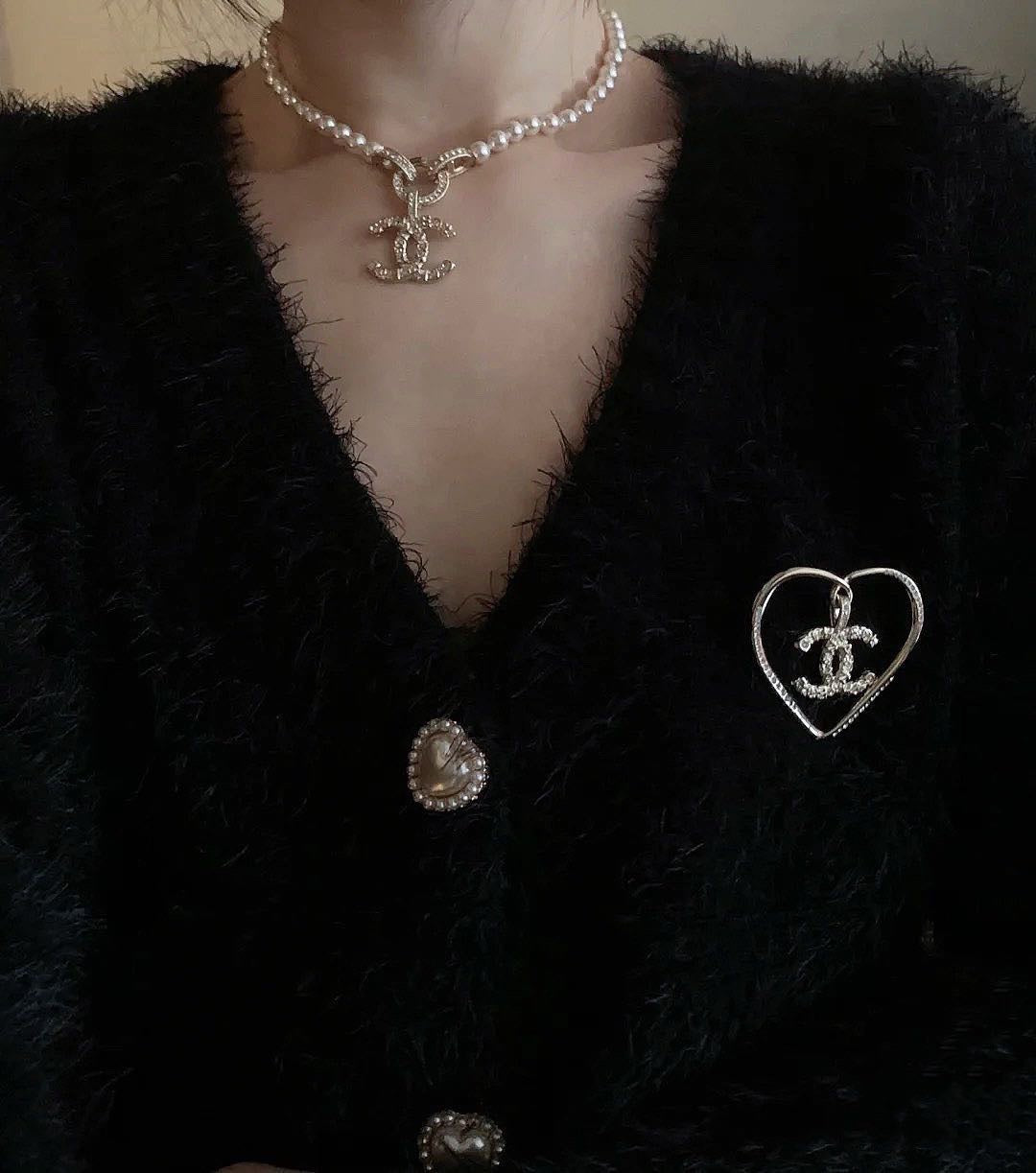 [TOP] CH@NEL Pearl Choker and Vintage Logo Necklace - Chanel