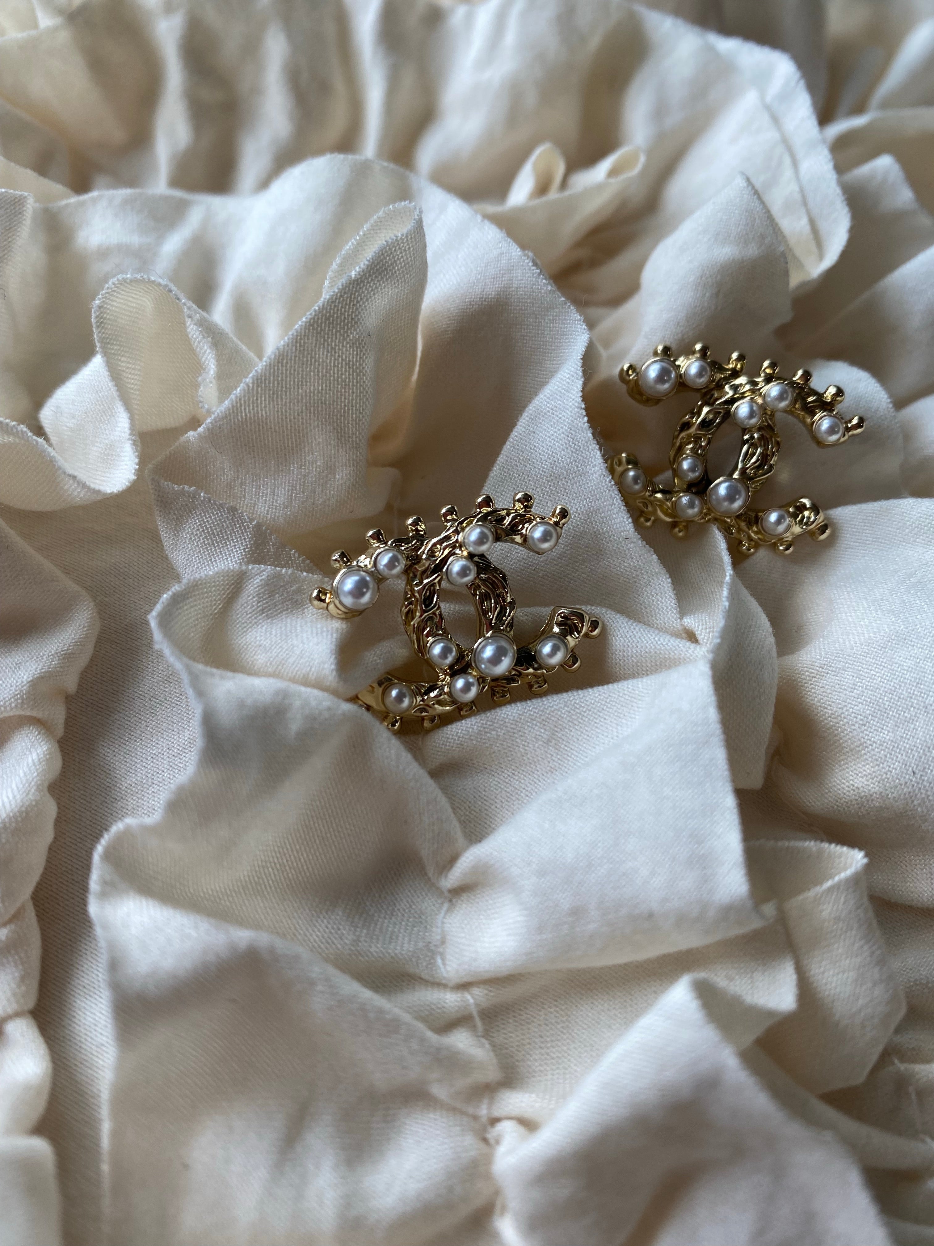 [TOP] CH@NEL Antique Stud Logo Earrings - Chanel