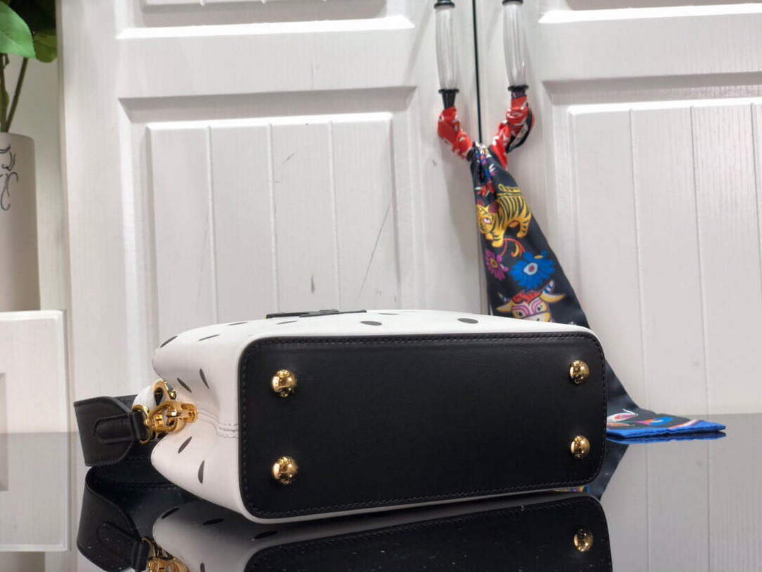 LV M20373 Louis Vuitton Capucines Mini Bag
