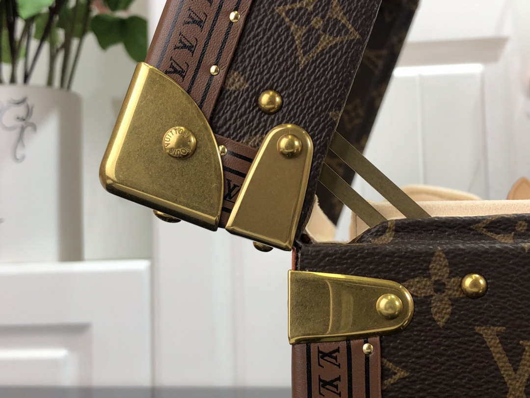 Louis Vuitton LV M20209 Coffret Accessoires Monogram Beige