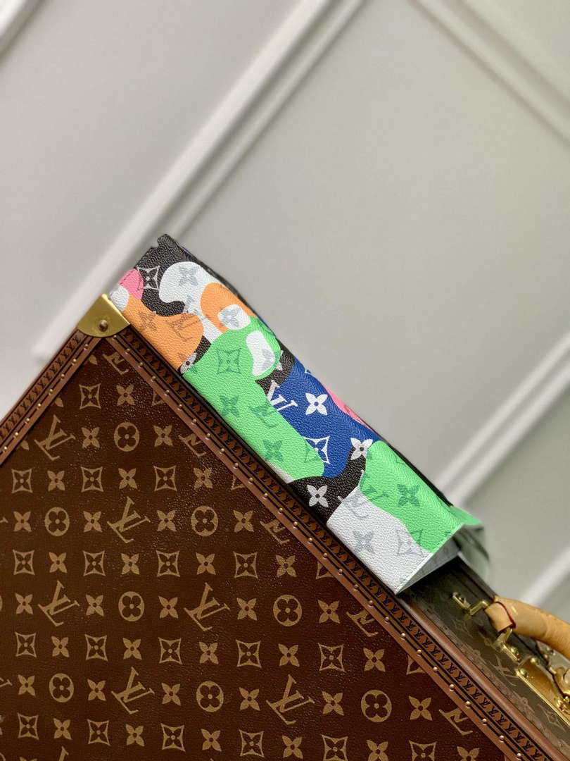 LV M82589 Louis Vuitton Pochette Voyage White