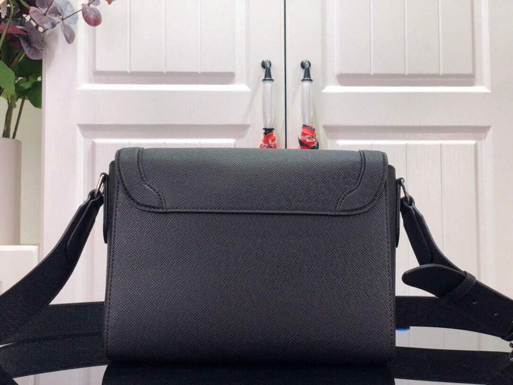 LV M30807 Louis Vuitton New Flap Messenger Black