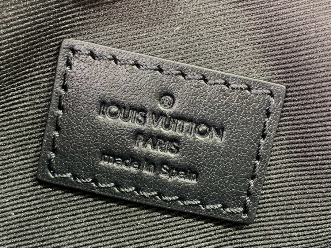 LV M81524 Louis Vuitton S-Lock Vertical Wearable Wallet Black