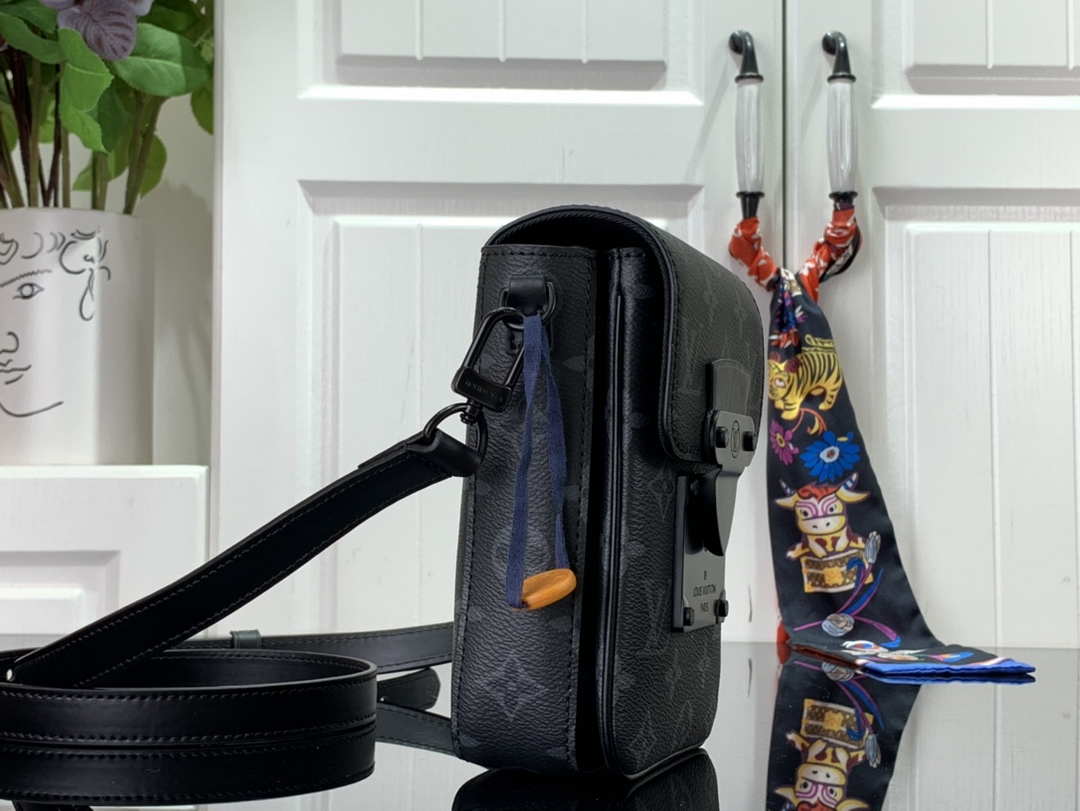 LV M81523 Louis Vuitton S-Lock Vertical Wearable Wallet Monogram eclipse