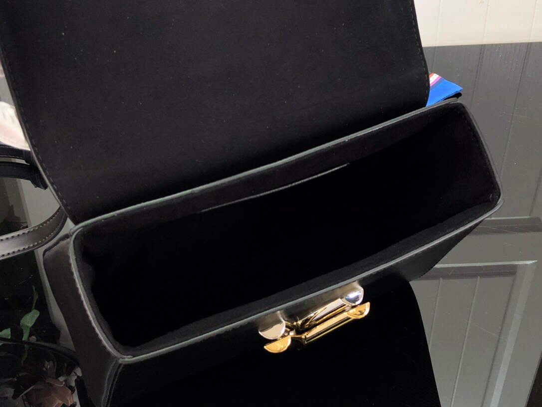 LV M59411 Louis Vuitton Twist MM Black