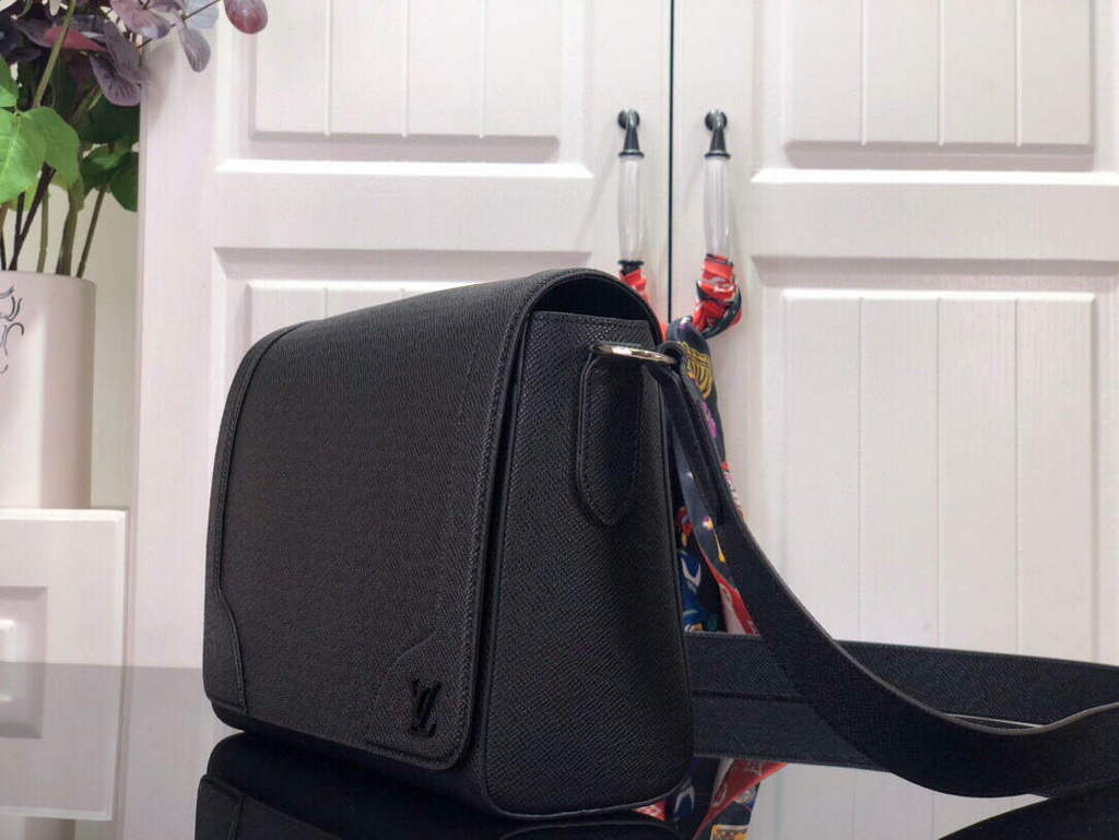 LV M30807 Louis Vuitton New Flap Messenger Black