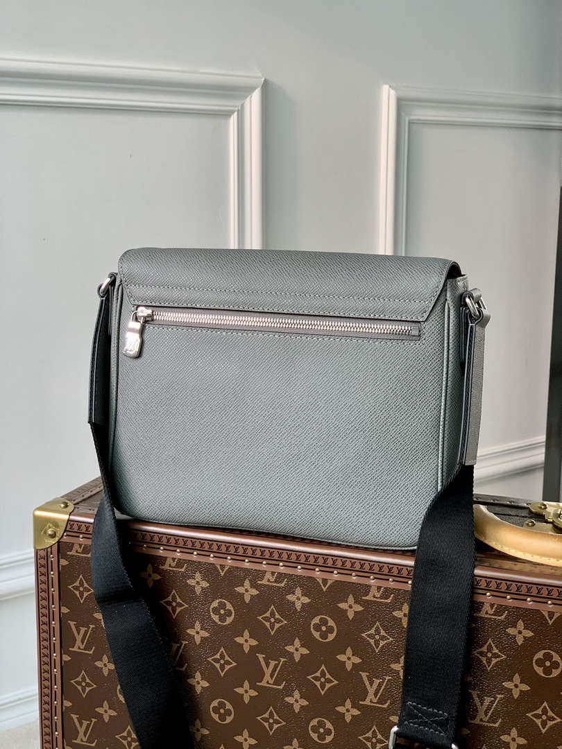 Louis Vuitton M30851 District PM Taiga infini Gray
