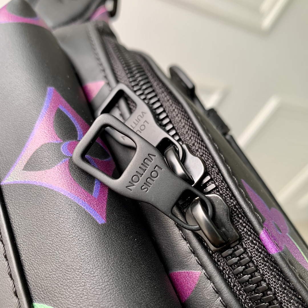 LV M22494 Louis Vuitton Comet Bumbag Black Borealis