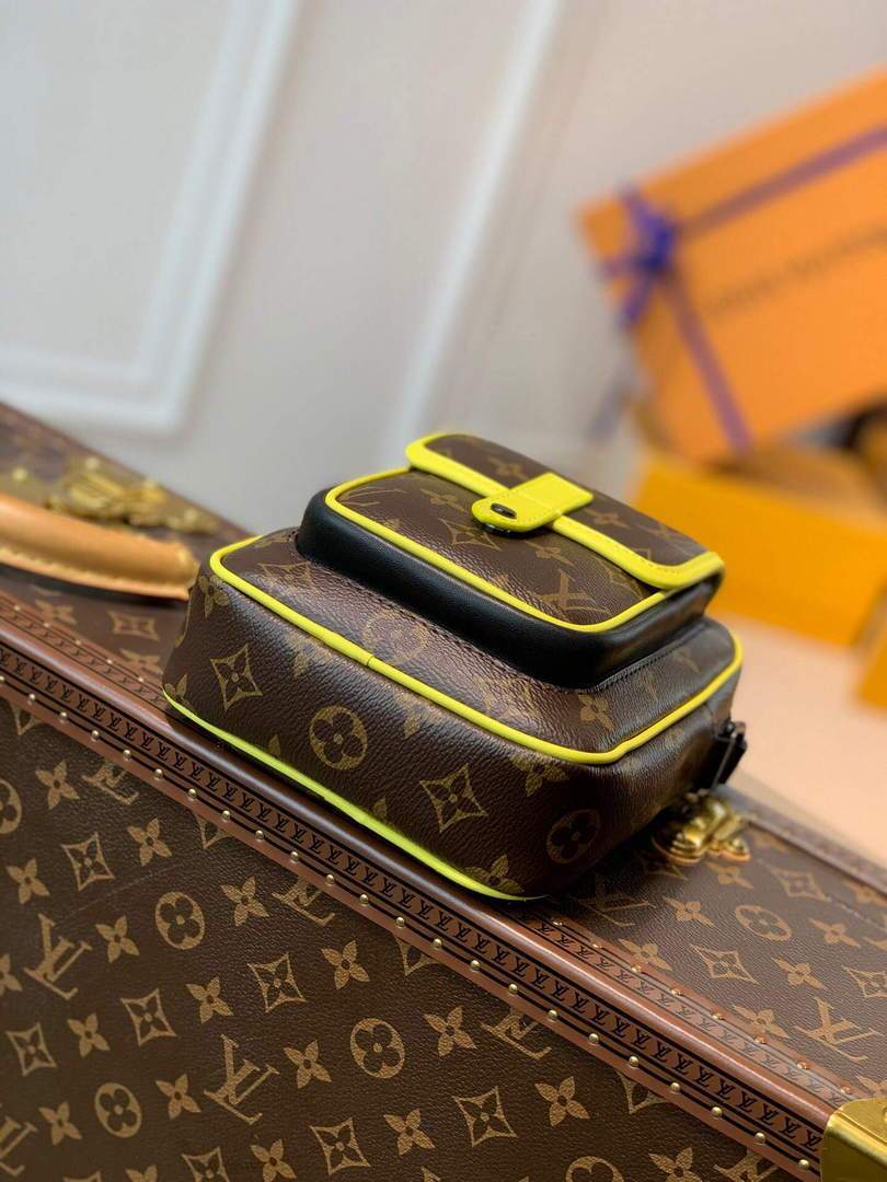 LV M69404 Louis Vuitton Christopher Wearable Wallet Monogram