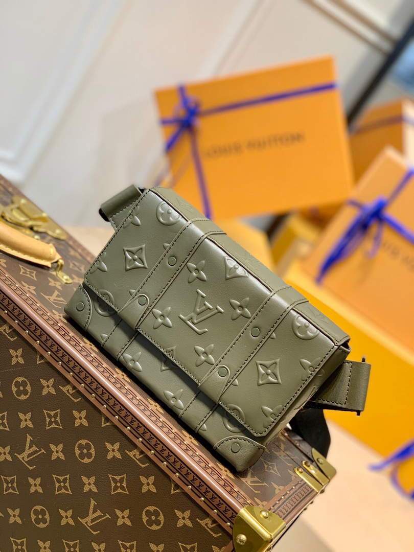 LV M57952 Louis Vuitton Trunk Slingbag Green