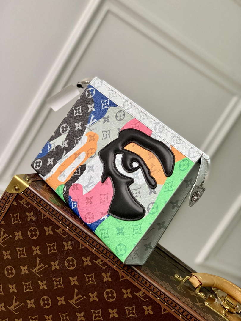 LV M82589 Louis Vuitton Pochette Voyage White