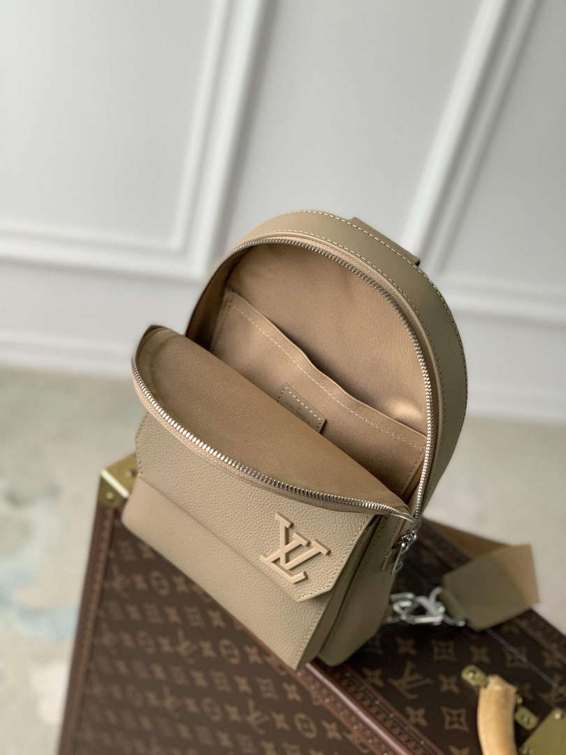 LV M23765 Louis Vuitton Pilot Slingbag Sable Beige