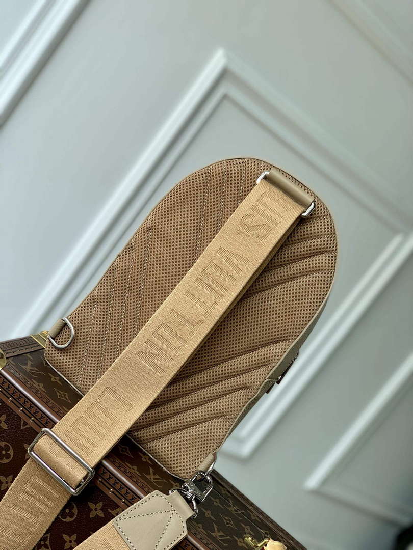 LV M23765 Louis Vuitton Pilot Slingbag Sable Beige