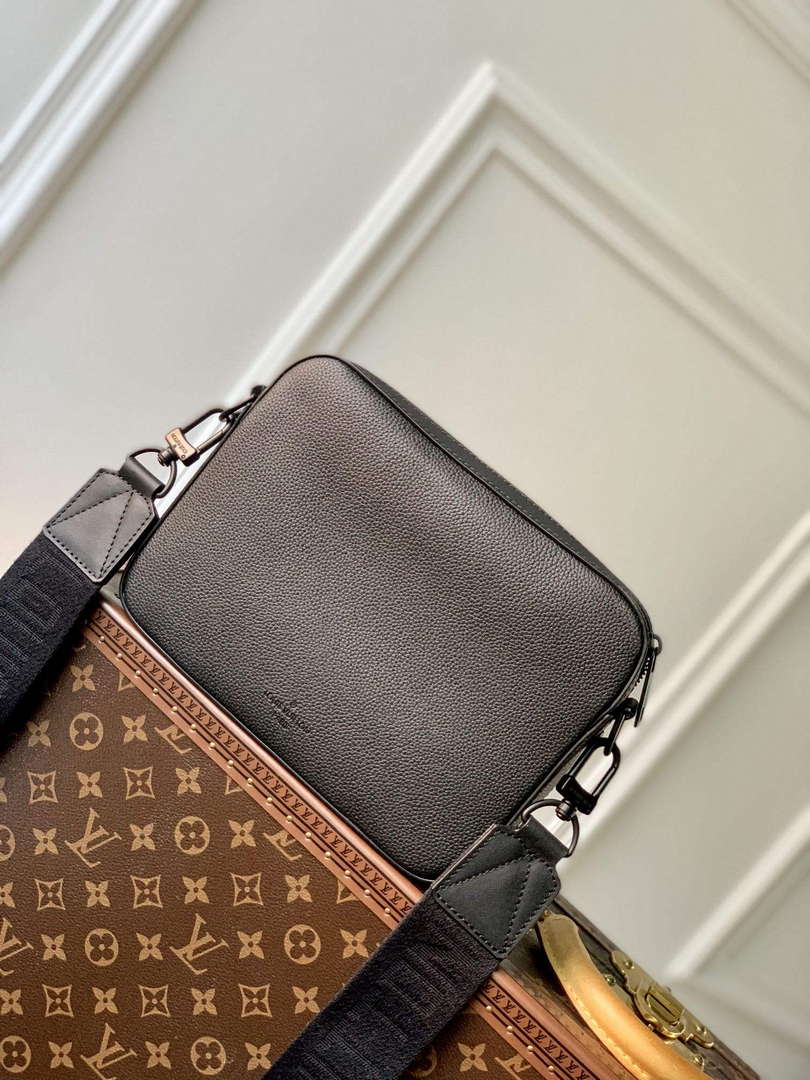 LV M22482 Louis Vuitton Fastline Messenger Black