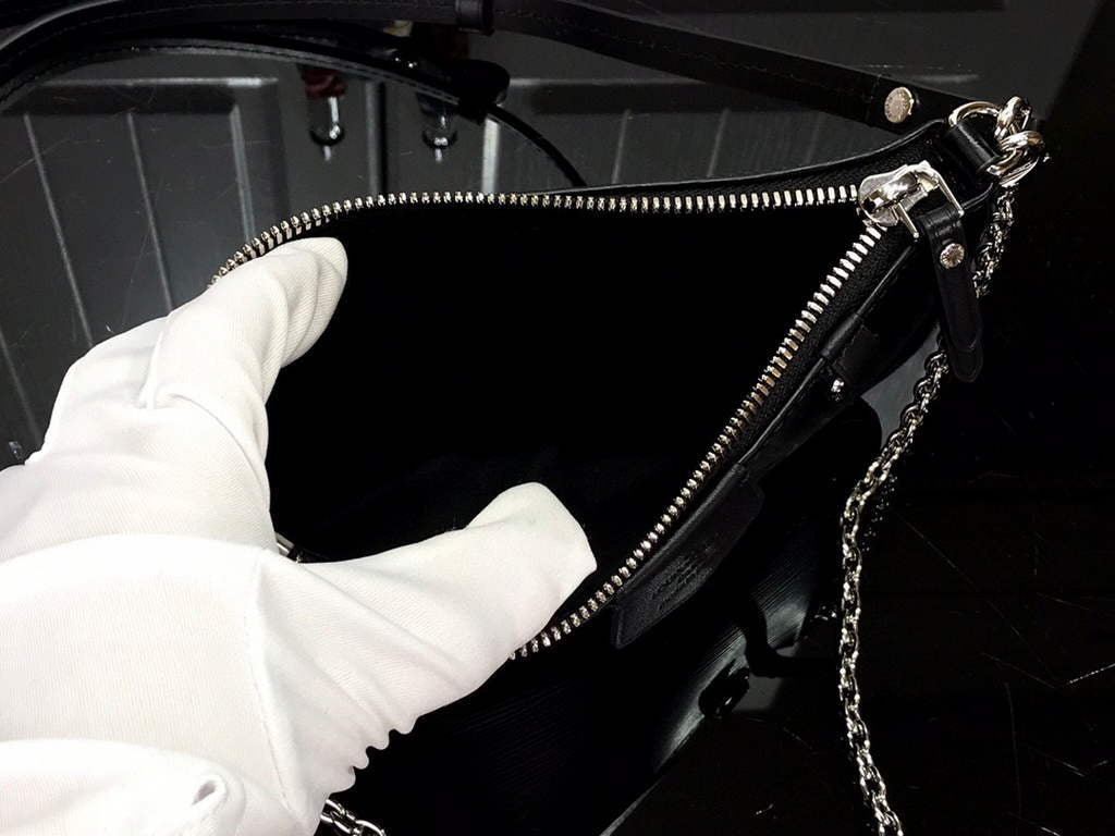 Louis Vuitton M80471 LV M80483 Easy Pouch On Strap Black