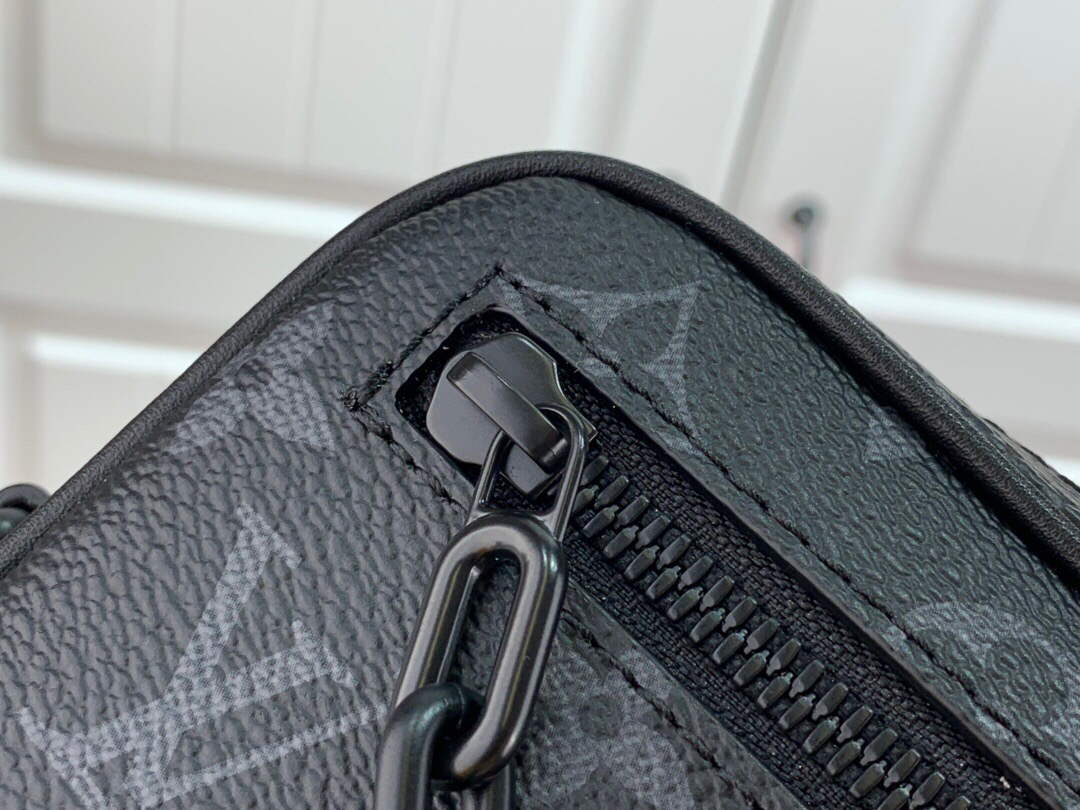 LV M68321 Louis Vuitton Pochette Volga Bag Black