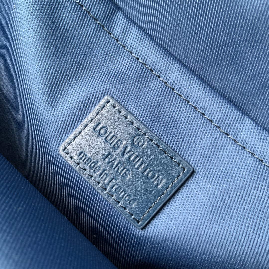 LV M23765 Louis Vuitton Pilot Slingbag Blue