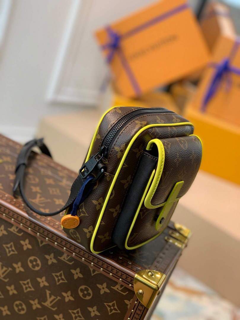 LV M69404 Louis Vuitton Christopher Wearable Wallet Monogram