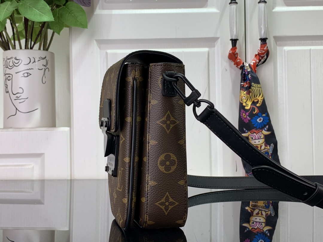 LV M81522 Louis Vuitton S-Lock Vertical Wearable Wallet Monogram