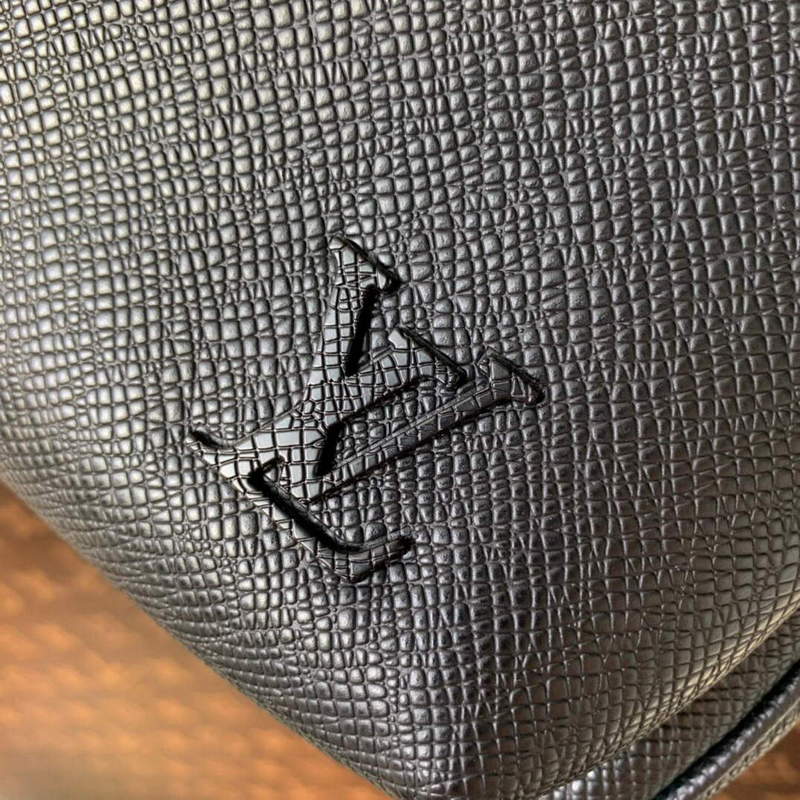 LV M30859 Louis Vuitton Avenue Sling Bag Black