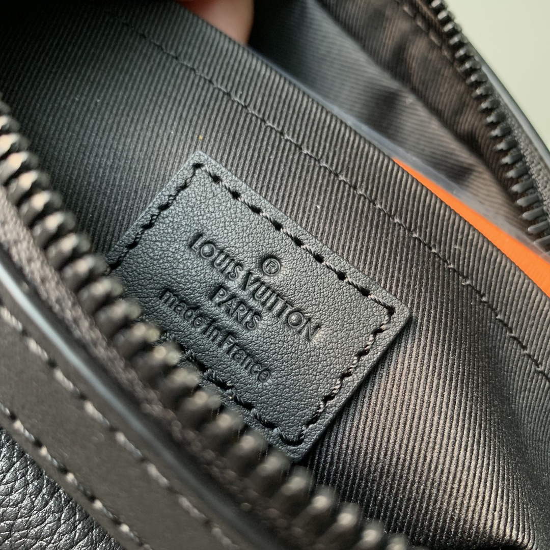 LV M22482 Louis Vuitton Fastline Messenger Black