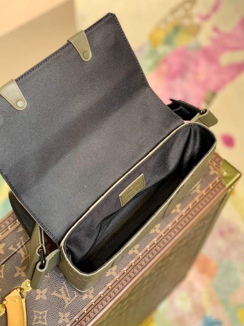 LV M57952 Louis Vuitton Trunk Slingbag Green