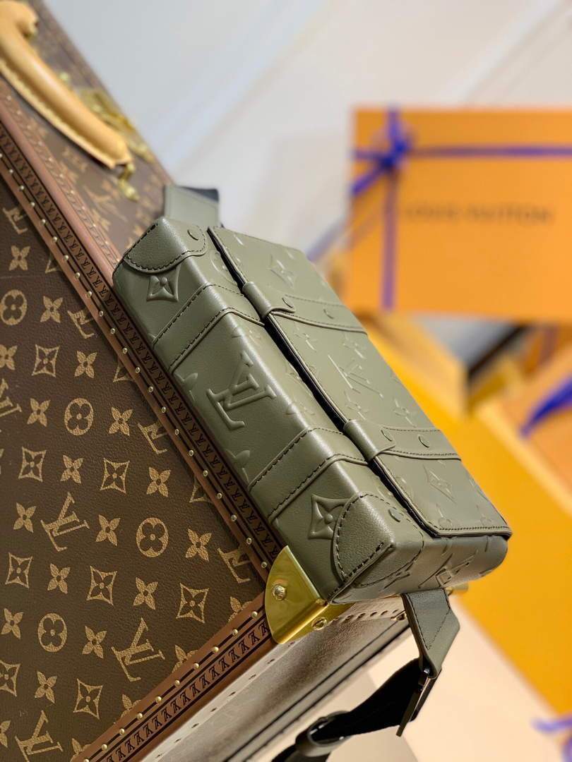 LV M57952 Louis Vuitton Trunk Slingbag Green