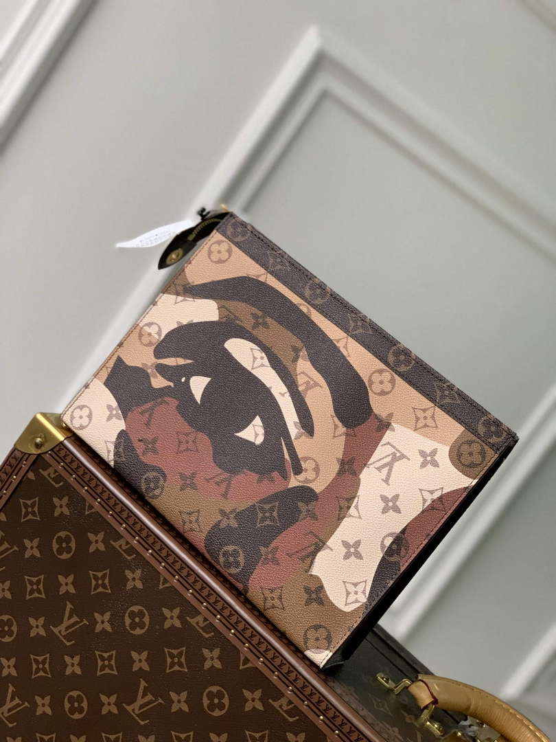 LV M82589 Louis Vuitton Pochette Voyage Brown