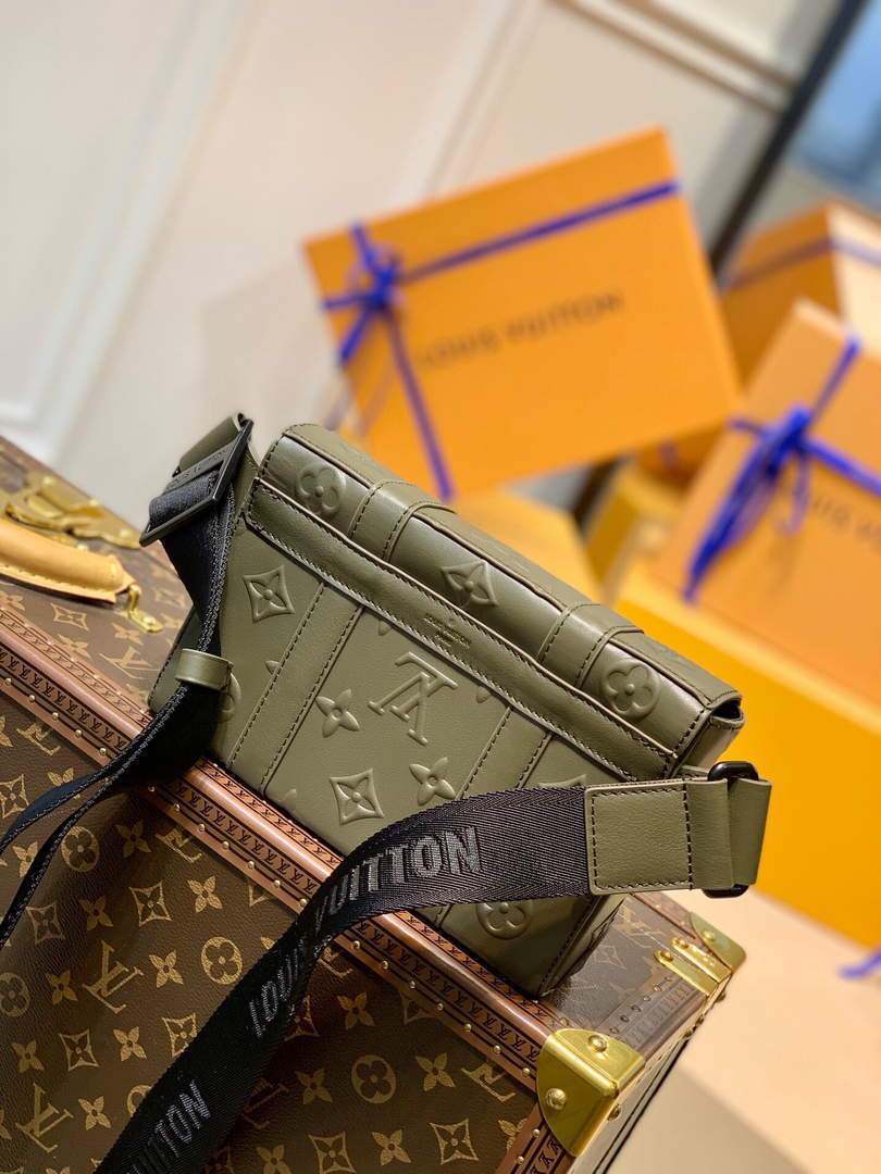 LV M57952 Louis Vuitton Trunk Slingbag Green