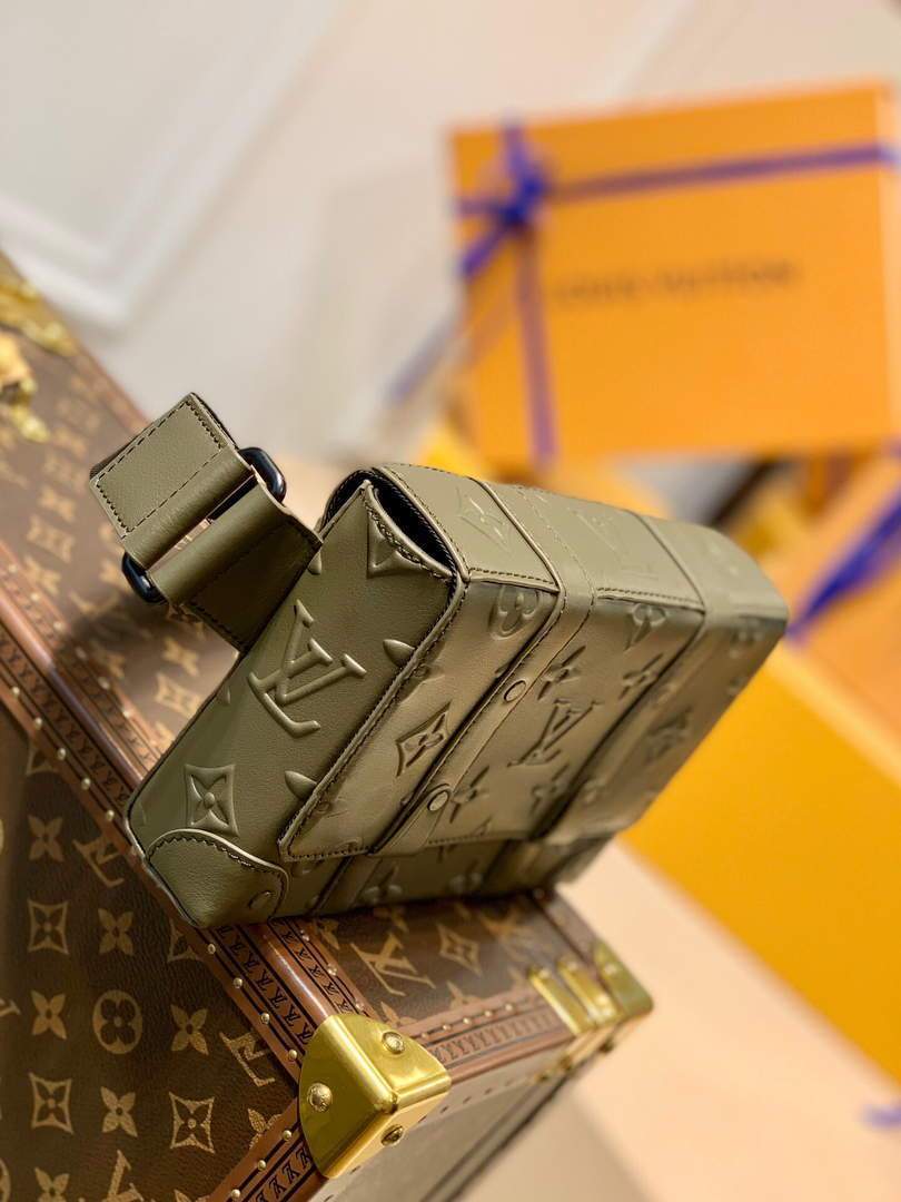 LV M57952 Louis Vuitton Trunk Slingbag Green