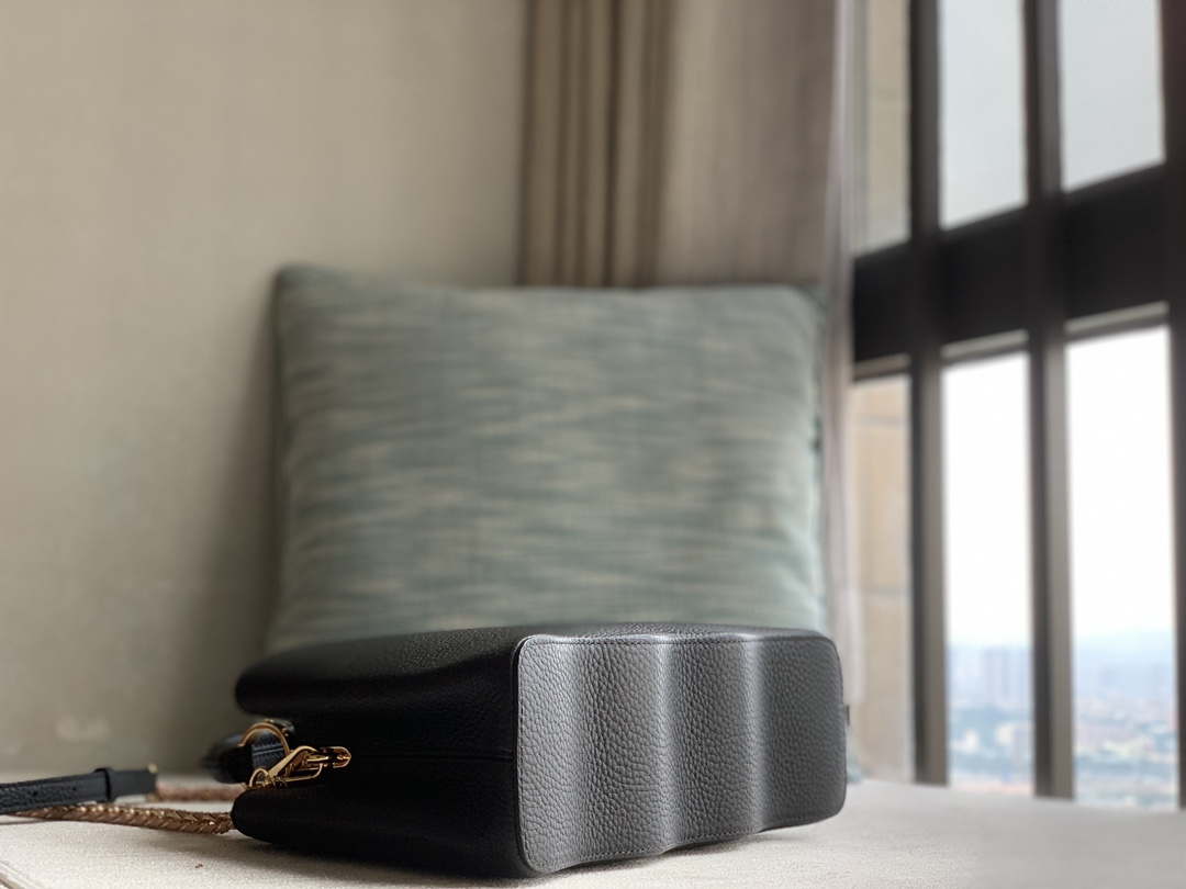 LV M22121 Louis Vuitton Capucines BB Handbag Black