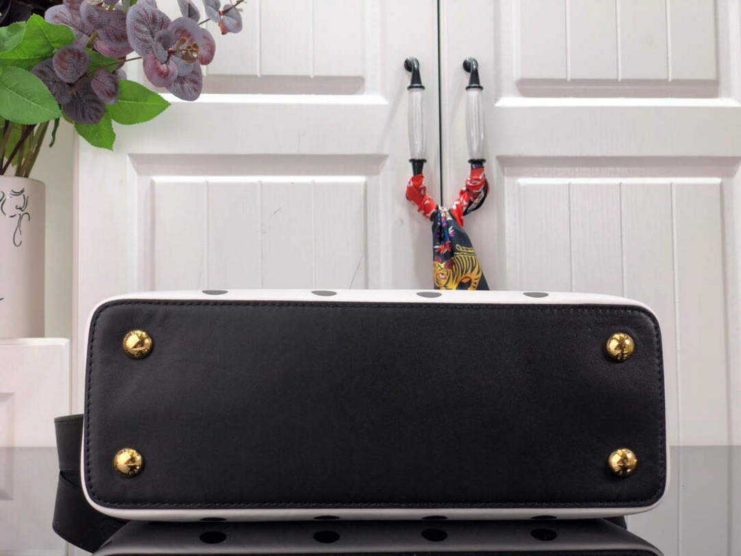 LV M20373 Louis Vuitton Capucines MM Handbag