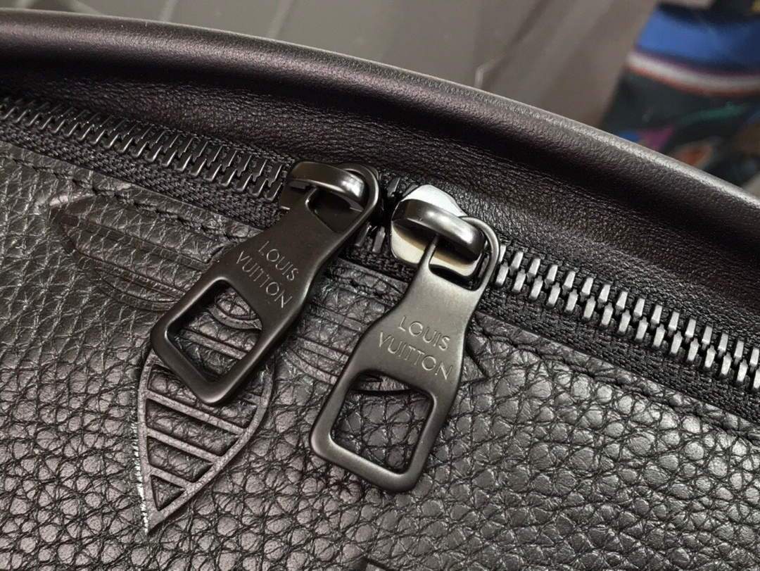 LV M44388 Louis Vuitton Discovery Bumbag Monogram Black