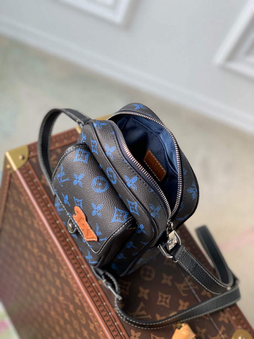 LV M81854 Louis Vuitton Christopher Wearable Wallet Blue