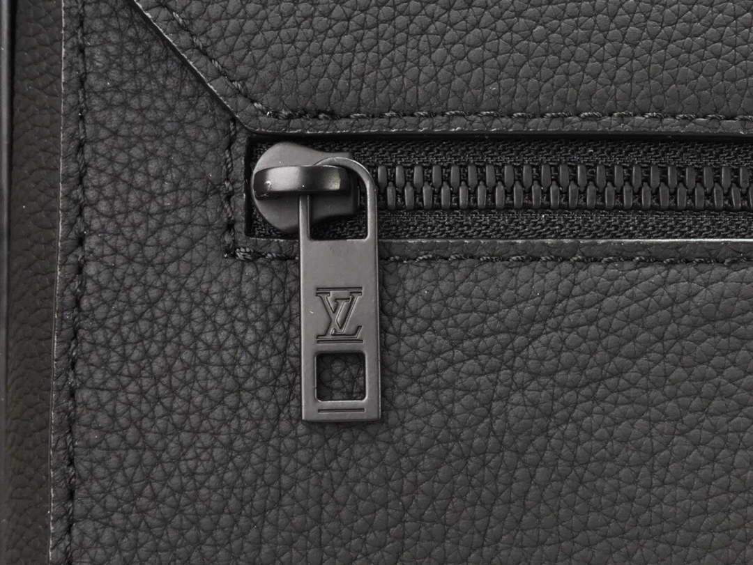 LV M57080 Louis Vuitton Messenger Bag Black Grained Calf Leather