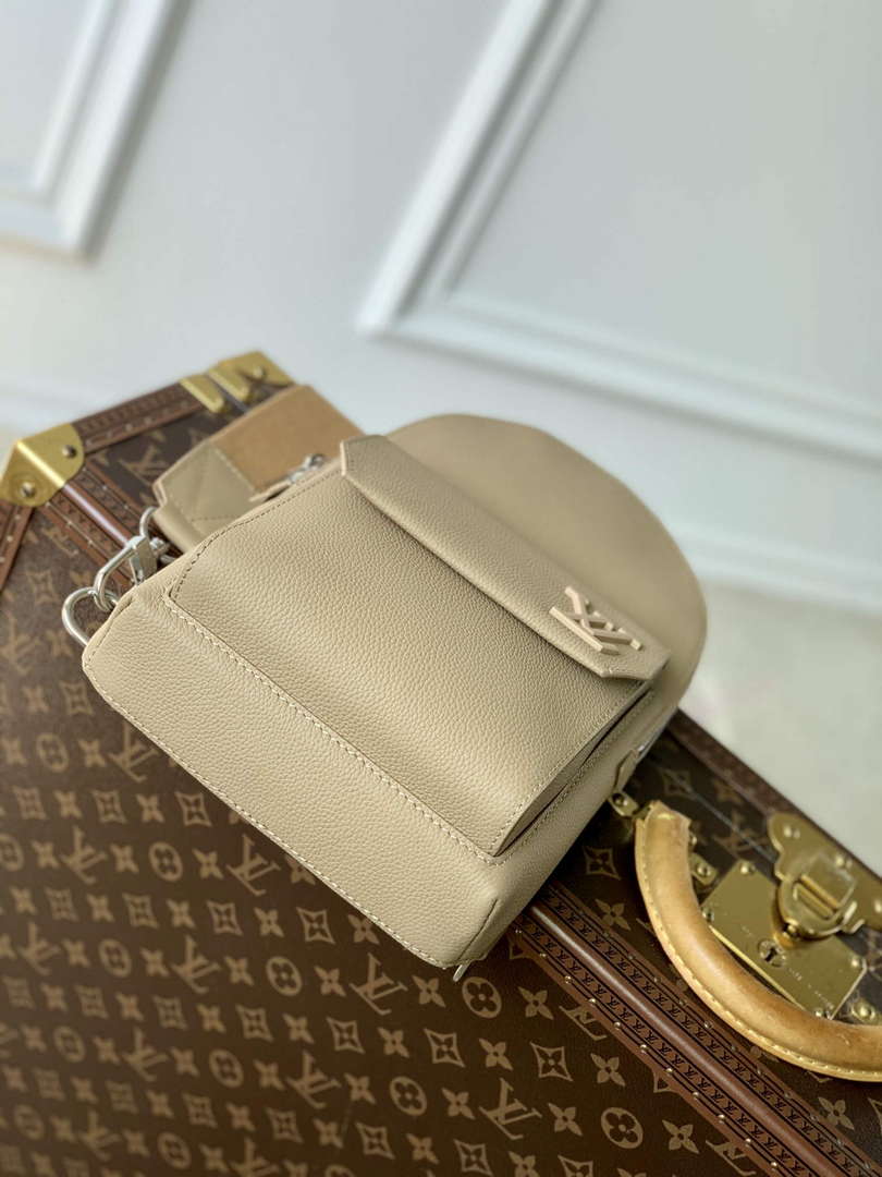 LV M23765 Louis Vuitton Pilot Slingbag Sable Beige