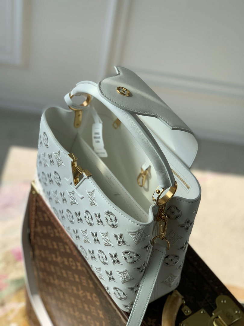LV M22863 Louis Vuitton Capucines MM Handbag White