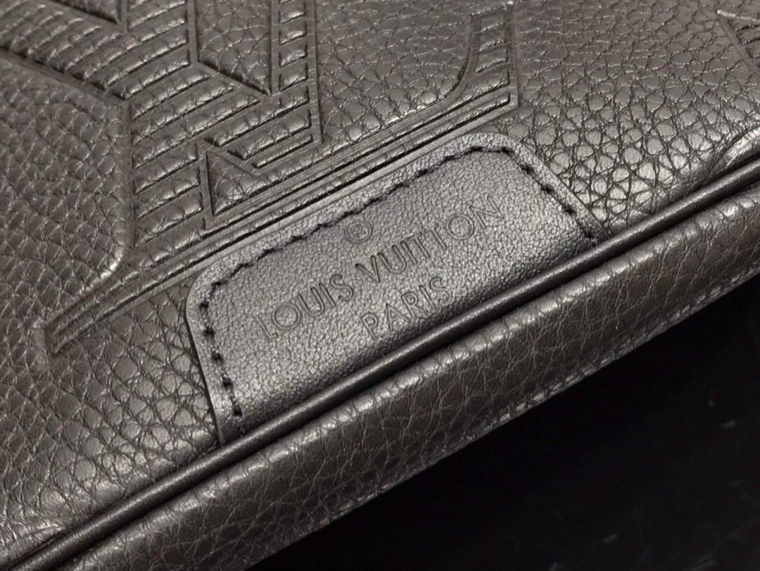LV M44388 Louis Vuitton Discovery Bumbag Monogram Black