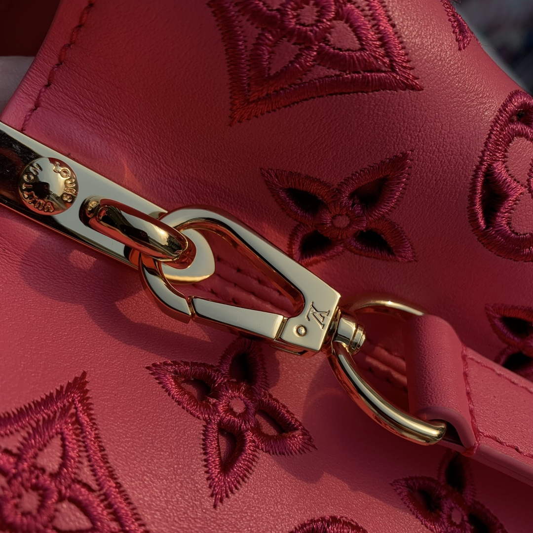 LV M22922 Louis Vuitton Capucines MM Handbag Pink